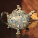 Tea pot with marble effects