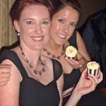 Lisa and Nat show off their cupcakes