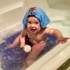 Juni really loves the bath again. Splish splash!