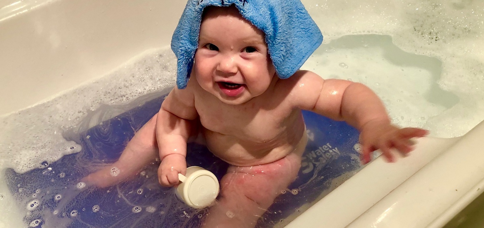 Juni really loves the bath again. Splish splash!