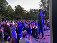 Botanical gardens for music, a boogie & family fun before the cousins fly home.